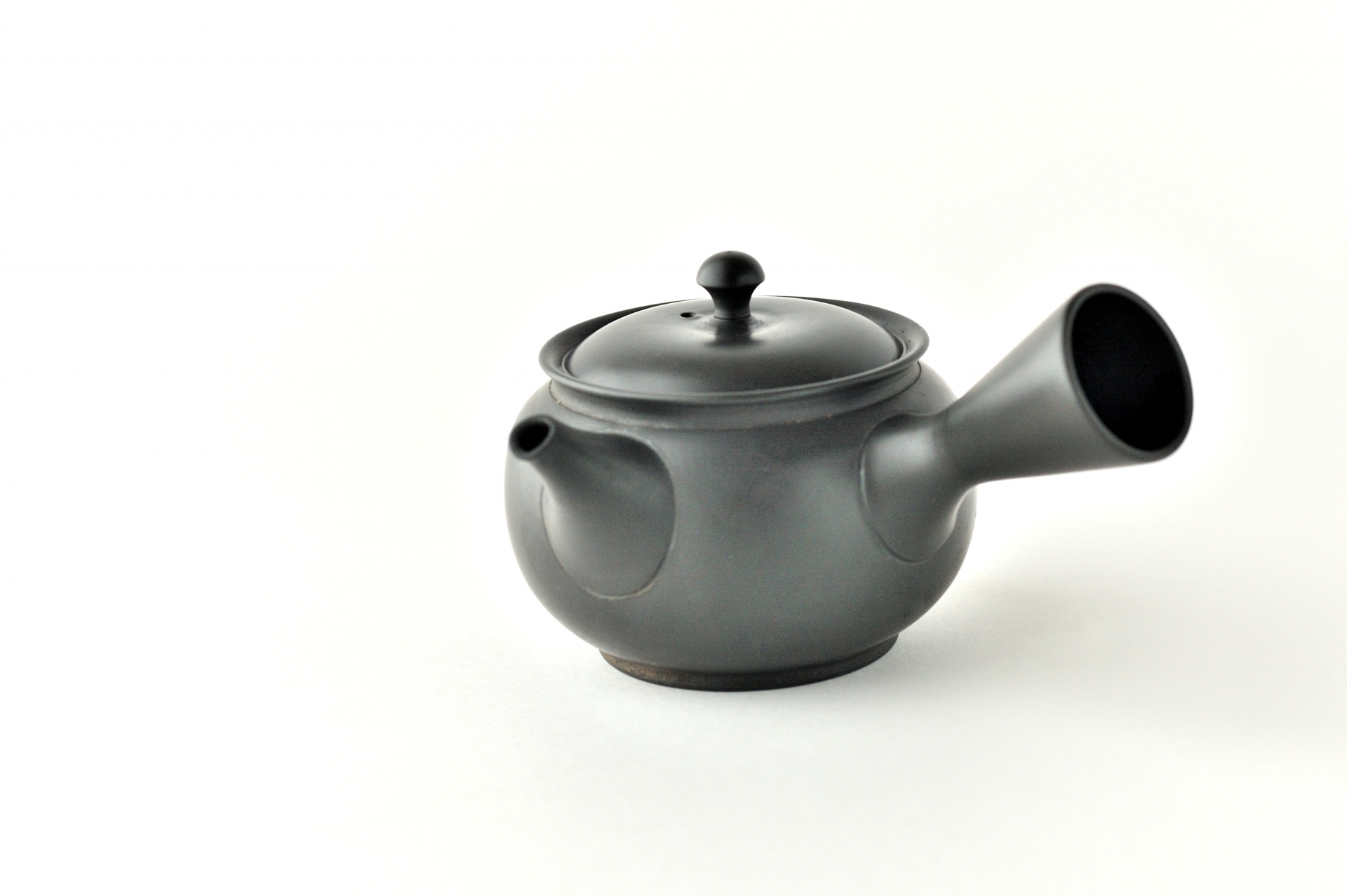A black side-handled kyusu teapot on a plain light background.