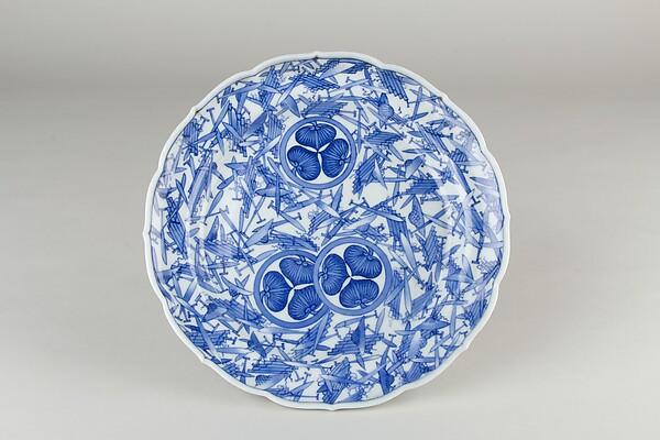 Dish with Rafts, Bamboo Hats, and Tokugawa Family Crest, ca. 1680–1720. Porcelain with underglaze blue (Hirado ware)